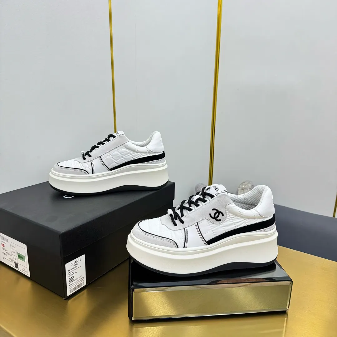 👟👟Ex-factory price 600👟👟 Upgraded version, upgraded version, upgraded version! No rebuttal accepted! ! ! ! Chanel Chanel panda shoes! 2025 counter's top casual sports shoes. This classic design; the upper is electro-embroidered with a variety of techniques; the outsole is fashionable and sporty; the unusual inclusion of a variety of color matching elements... The diversified mix and match is very good-looking and versatile, and can be used for leisure, fashion, sports, and outdoor... ꫛꫀꪝ Go➫ Materials: ❶Upper made of: original imported first-layer silk cowhide + original waterproof cloth + original first-layer cowhide ❷Inner lining: Original Yangli+Net ❸Outsole based on: Original TPU combination outsole Counter boutique packaging complete set for women 35–41 👉 👉